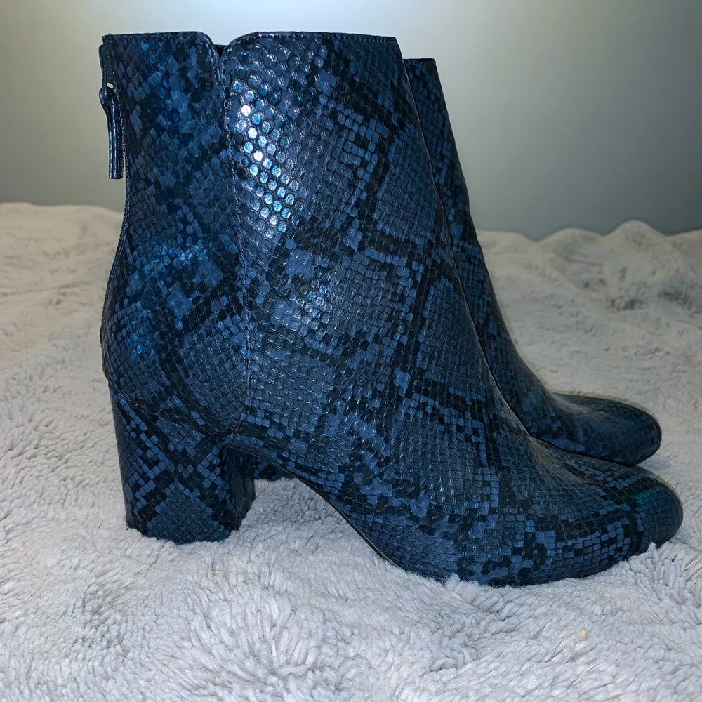 Snake print boots 🖤💙